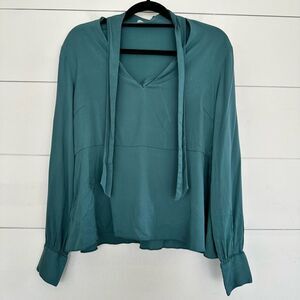Becken Women’s 6 Emerald Tie Neck Silk Top Blouse